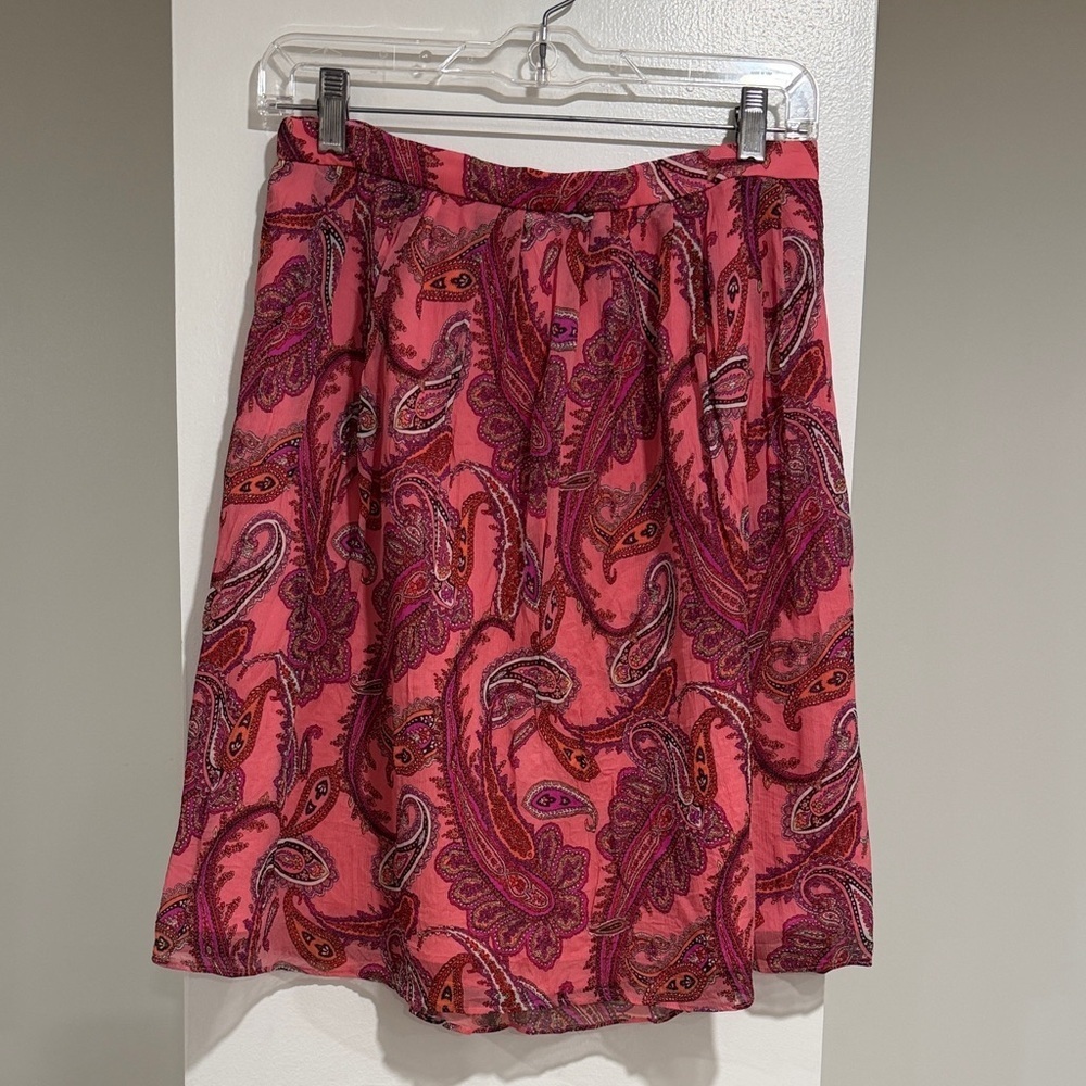 J Crew 100% silk pink paisley skirt size 4. Excellent condition.